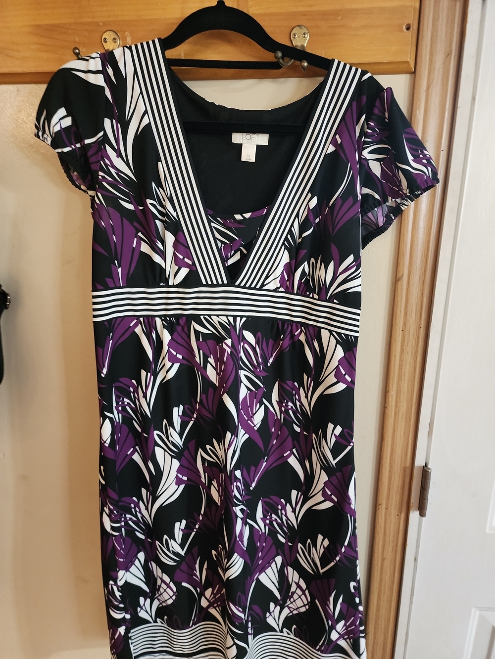 LOFT Purple & Black Ladies Sz 10 Floral V-Neck Dress